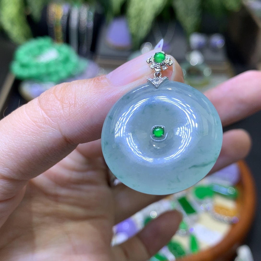 颈饰18K金镶嵌翡翠