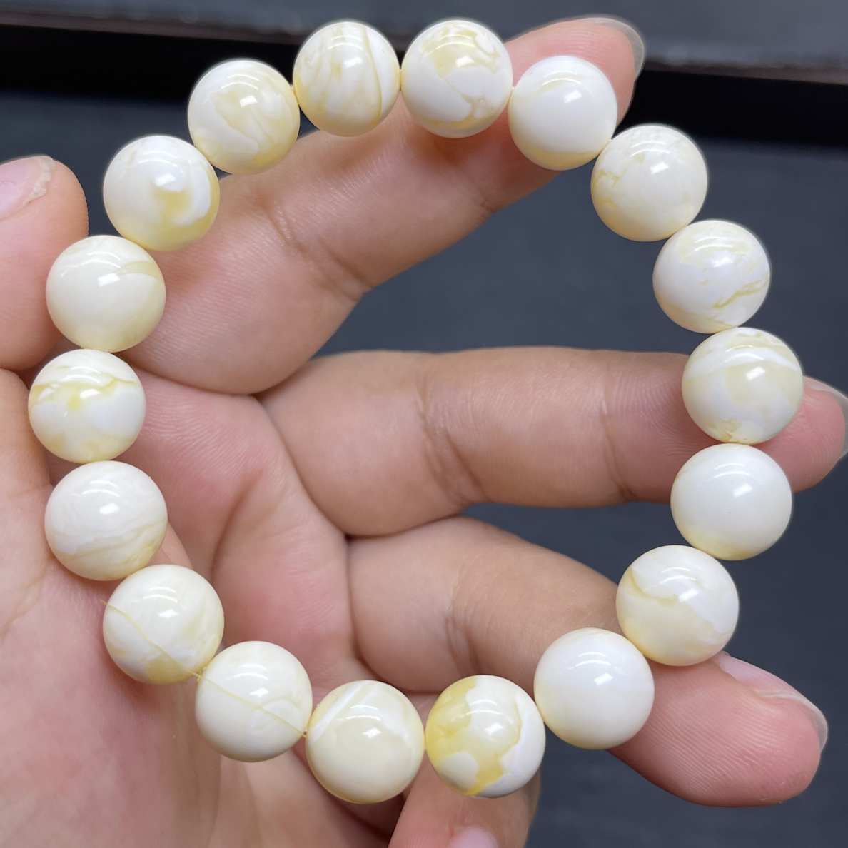 11瓷白蜜蜡圆珠手串