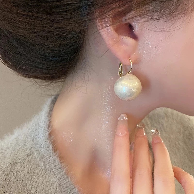 铜合金仿珍珠耳饰 港风复古夸张珍珠耳环女耳扣式独特设计感耳饰