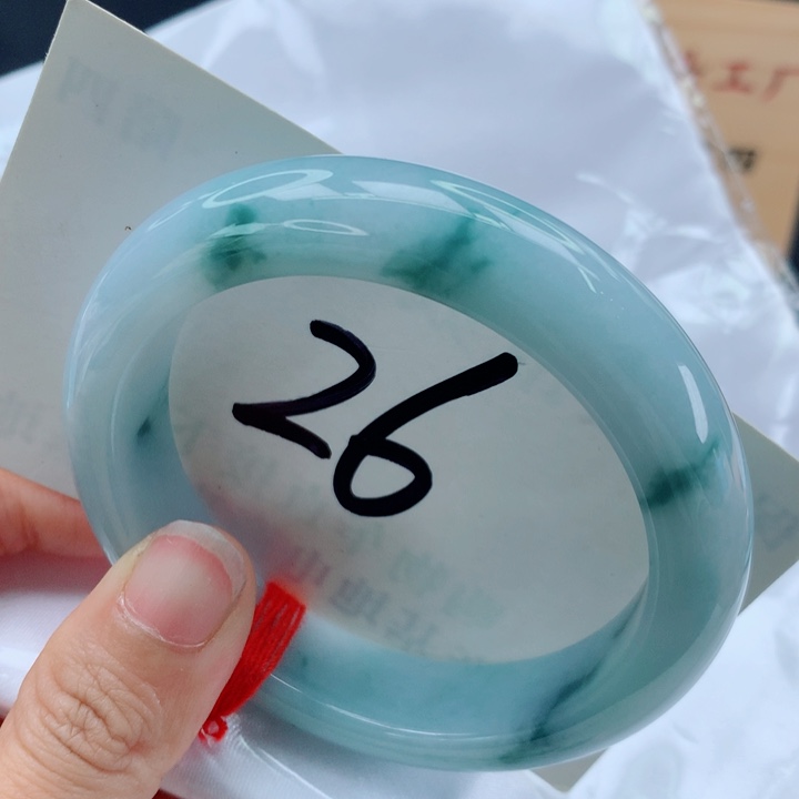 翡翠手镯未镶嵌天空蓝飘花