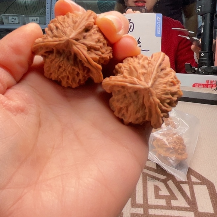 文玩核桃手串三棱正奔300米