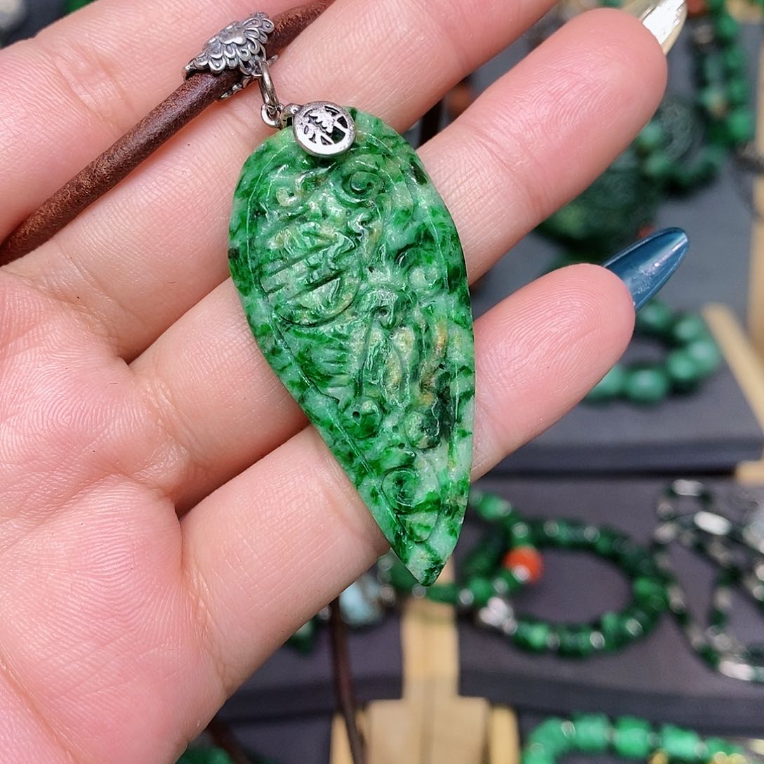 翡翠颈饰未镶嵌漂亮美眉