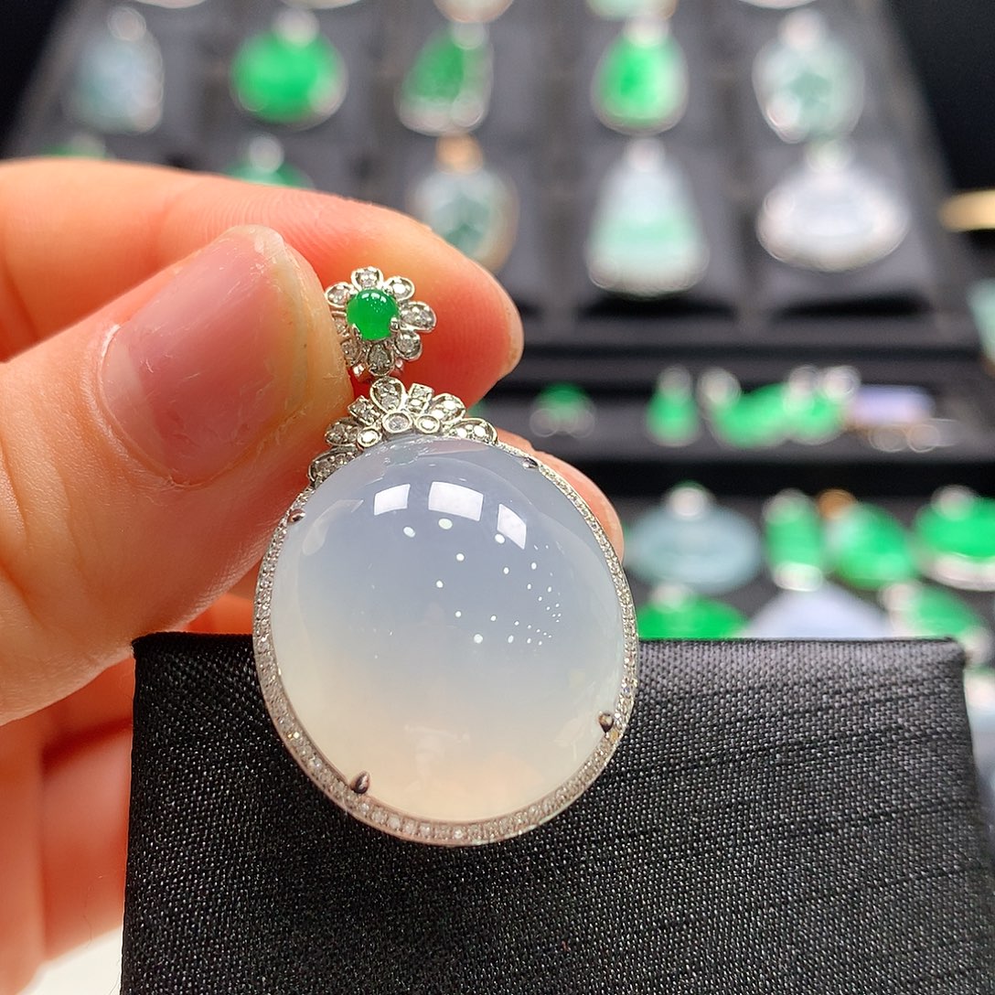 翡翠18K金镶嵌颈饰蛋面