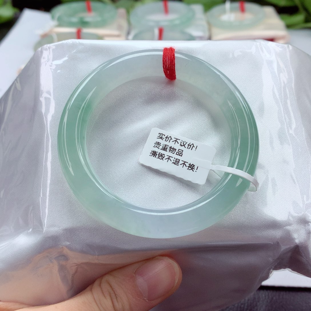 翡翠手镯（圆镯）未镶嵌 52 冰透的