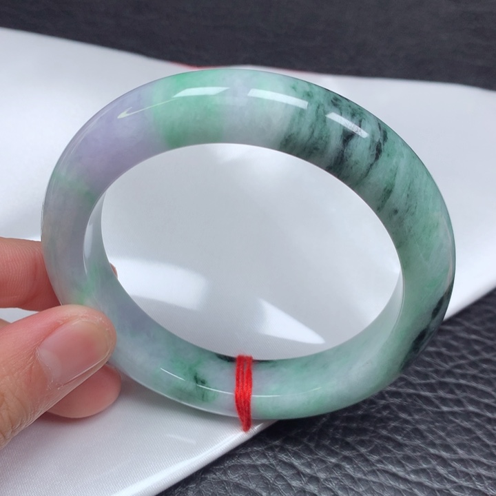 翡翠手镯未镶嵌。