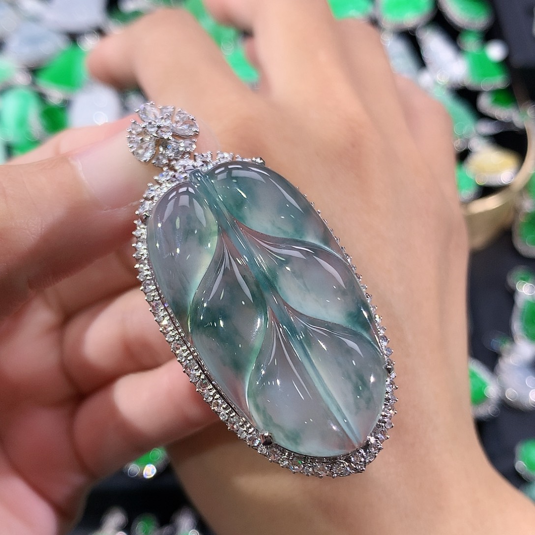 翡翠18K金镶嵌颈饰