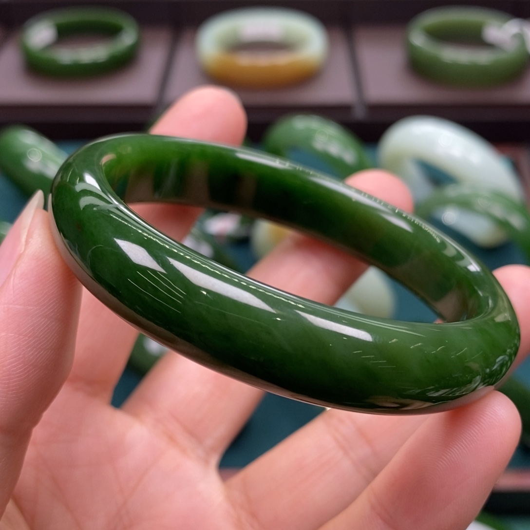 和田玉（碧玉）未镶嵌手镯