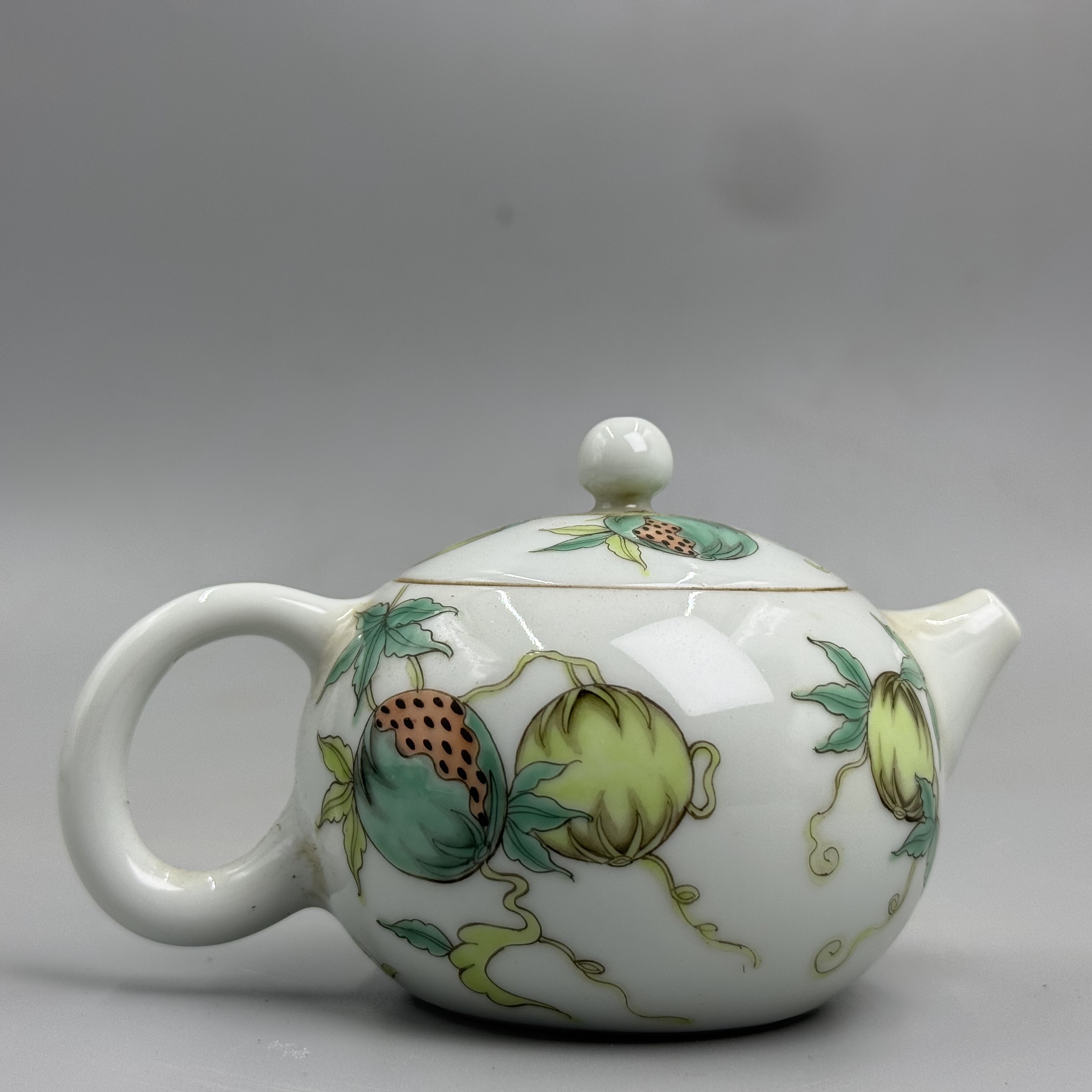 玉玩粉彩瓜蝶纹茶壶