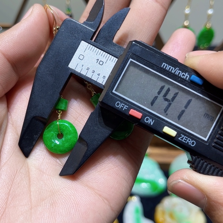 翡翠颈饰未镶嵌耳饰