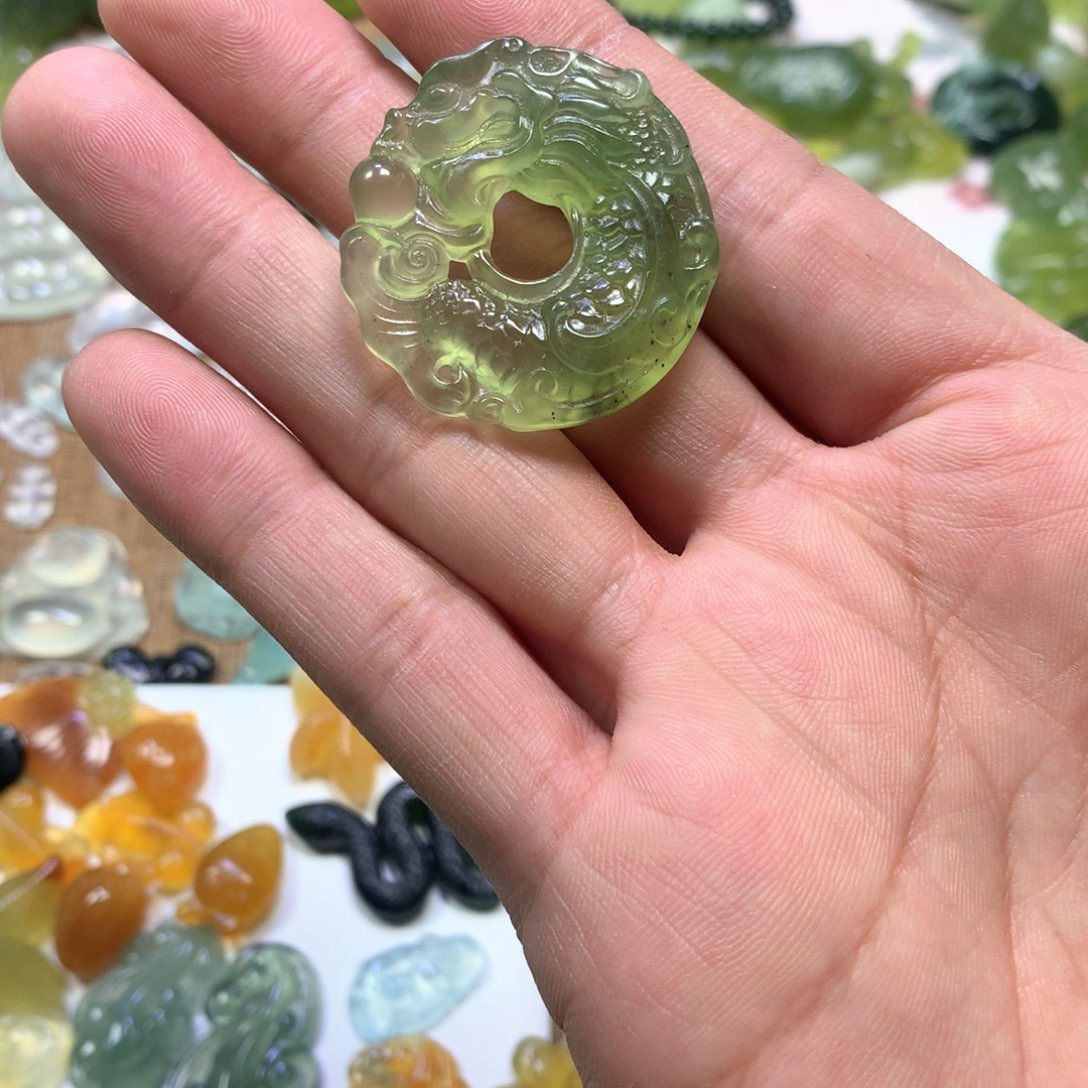 岫玉颈饰未镶嵌龙扣