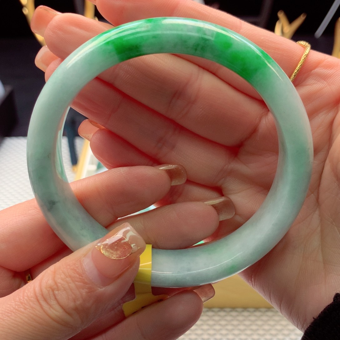 翡翠手镯未镶嵌翡翠