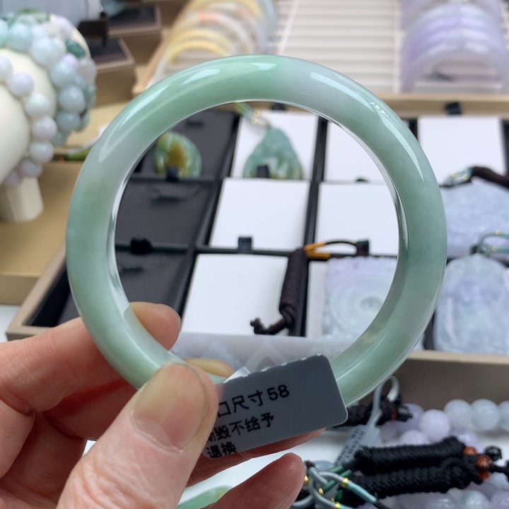 翡翠手镯未镶嵌吊坠