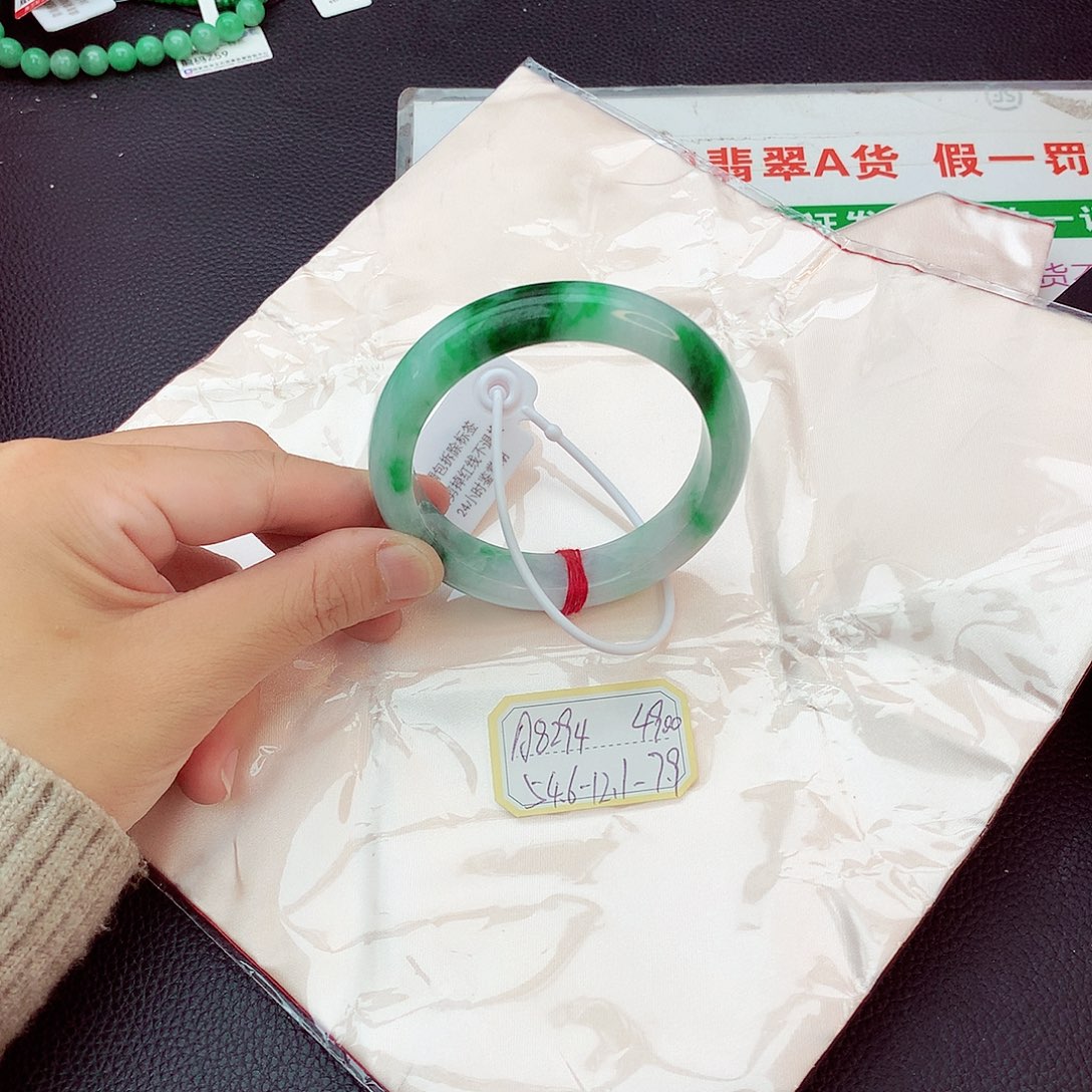 翡翠手镯未镶嵌翡翠