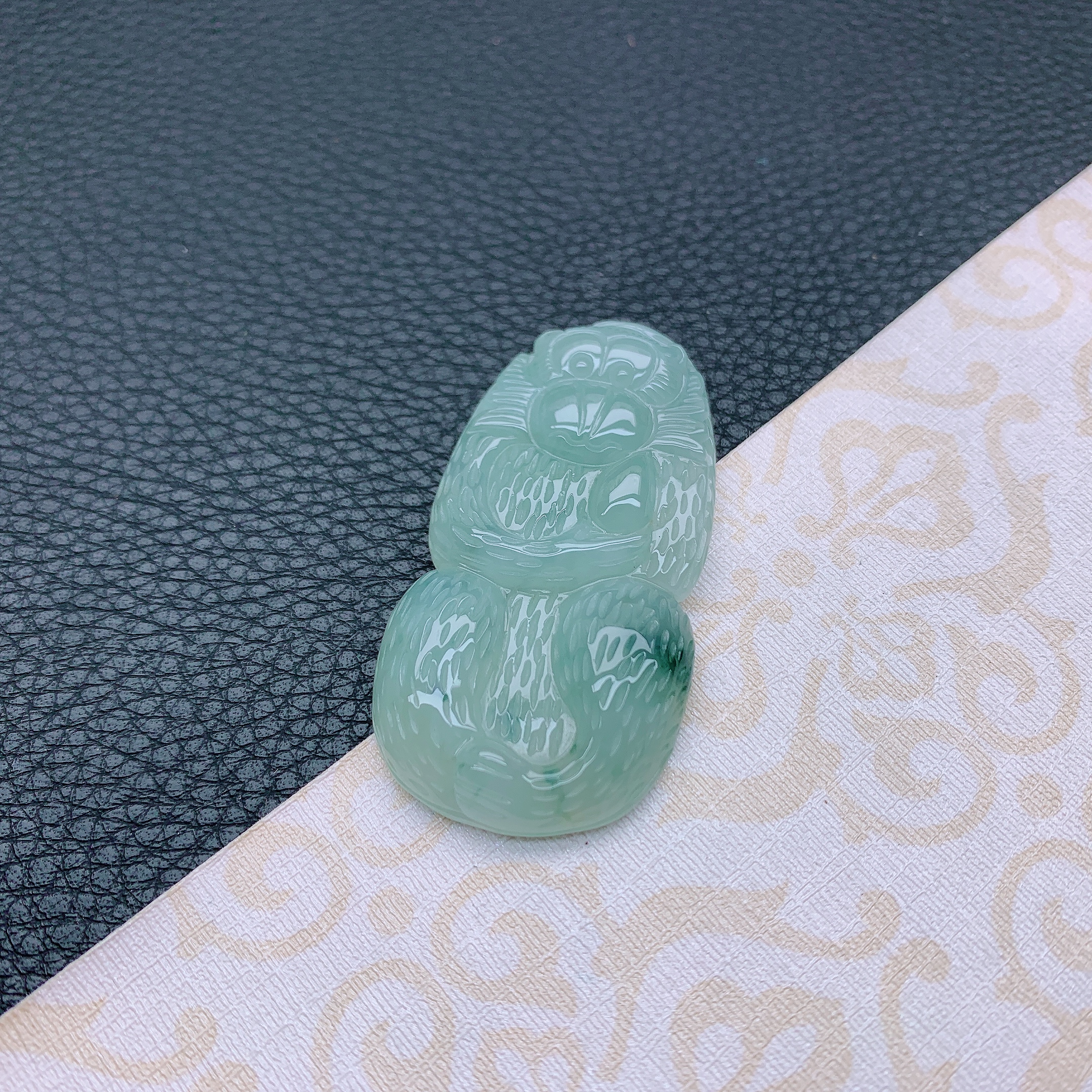 254~天然翡翠A货冰透起胶精雕飘花灵猴吊坠高贵精美金猴献瑞挂件