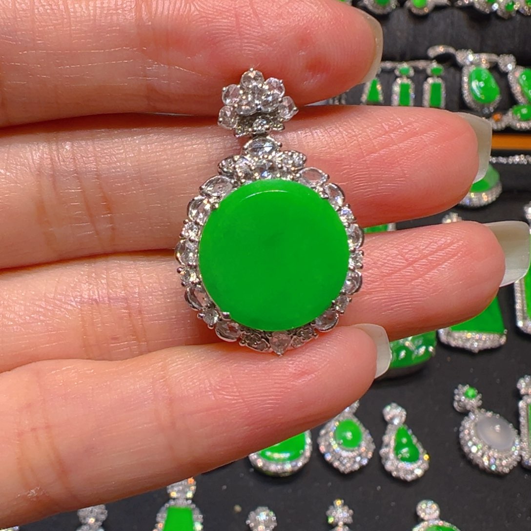 翡翠18K金镶嵌颈饰吊坠