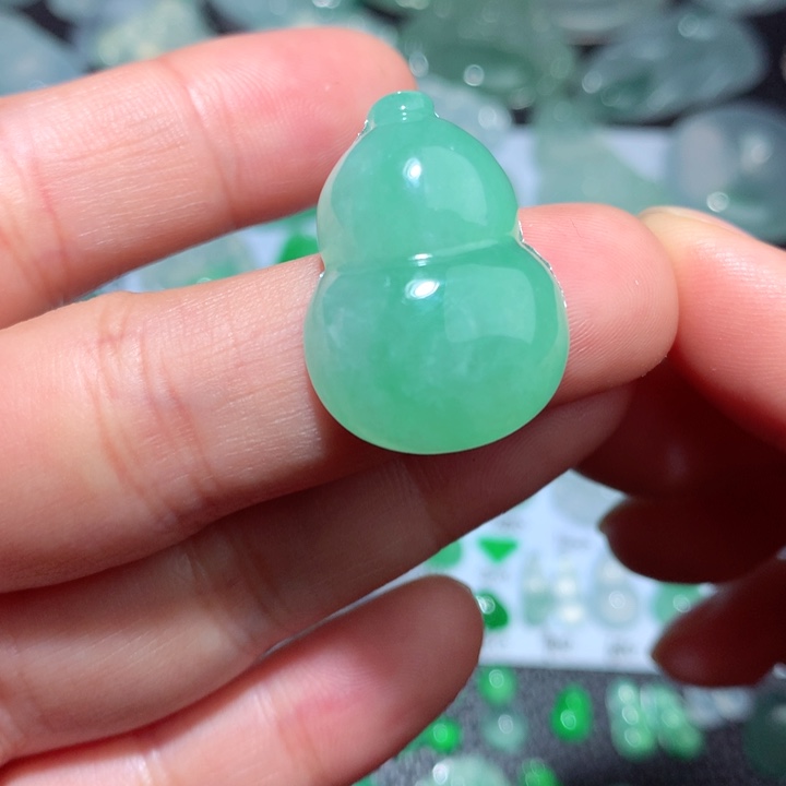 翡翠颈饰未镶嵌天然翡翠葫芦