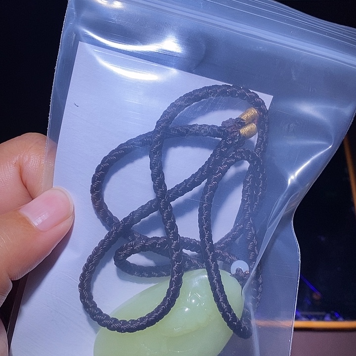 香***树和田玉未镶嵌颈饰