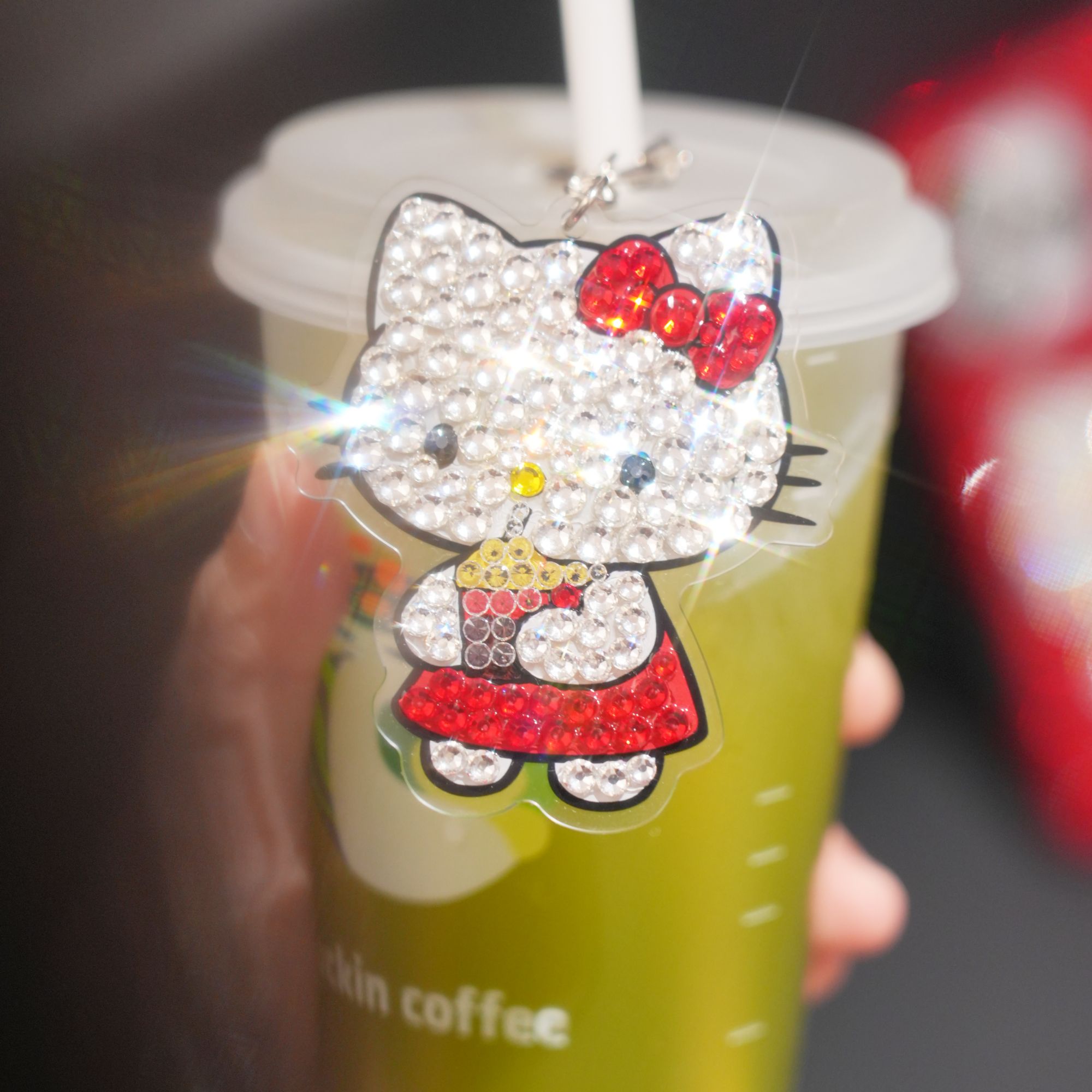 创意卡通喝奶茶的hellokitty手工满钻手机壳通用挂件个性包包挂饰
