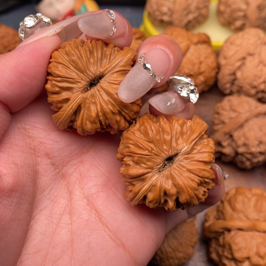 文玩核桃把件红皮平谷楼37