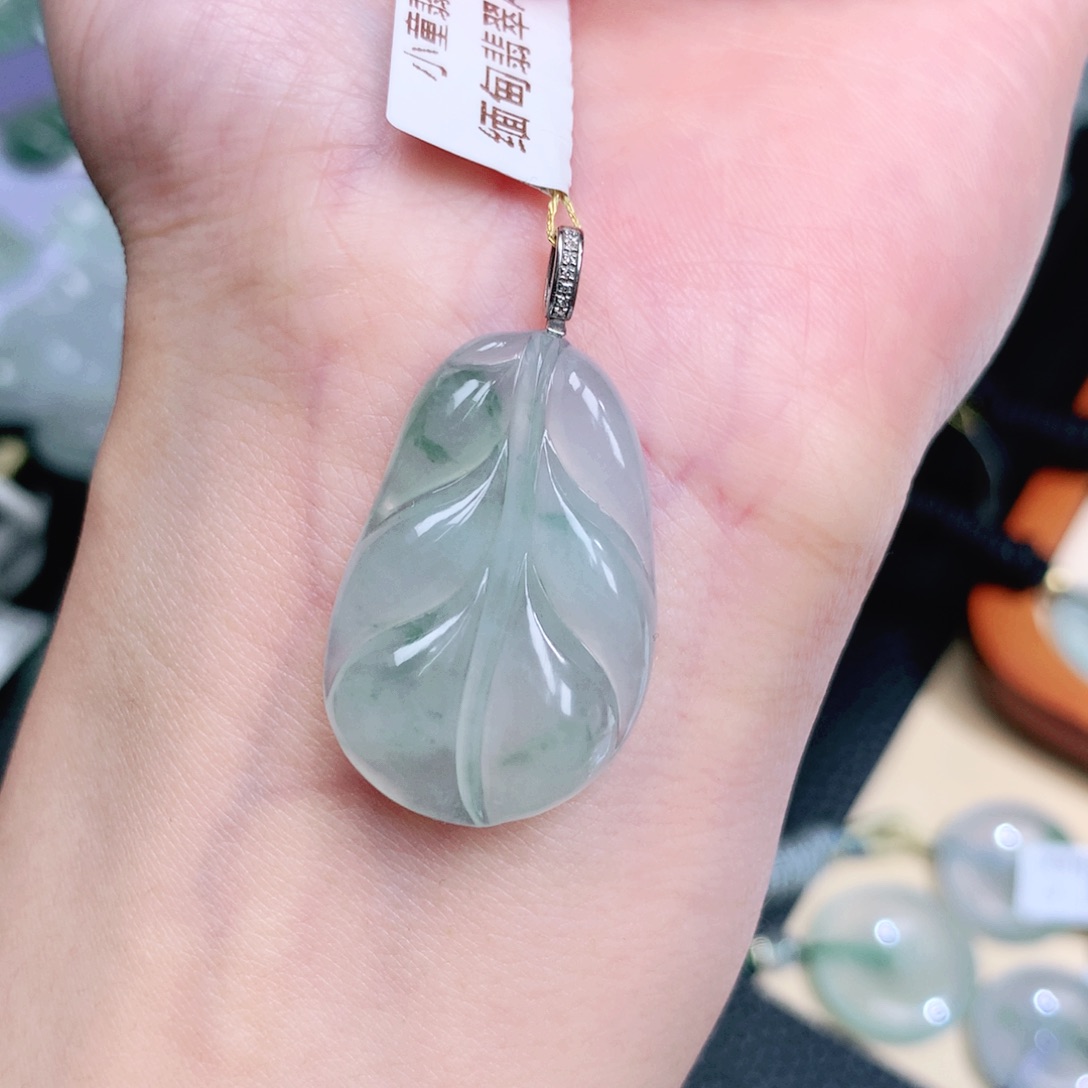 翡翠18K金镶嵌颈饰叶子