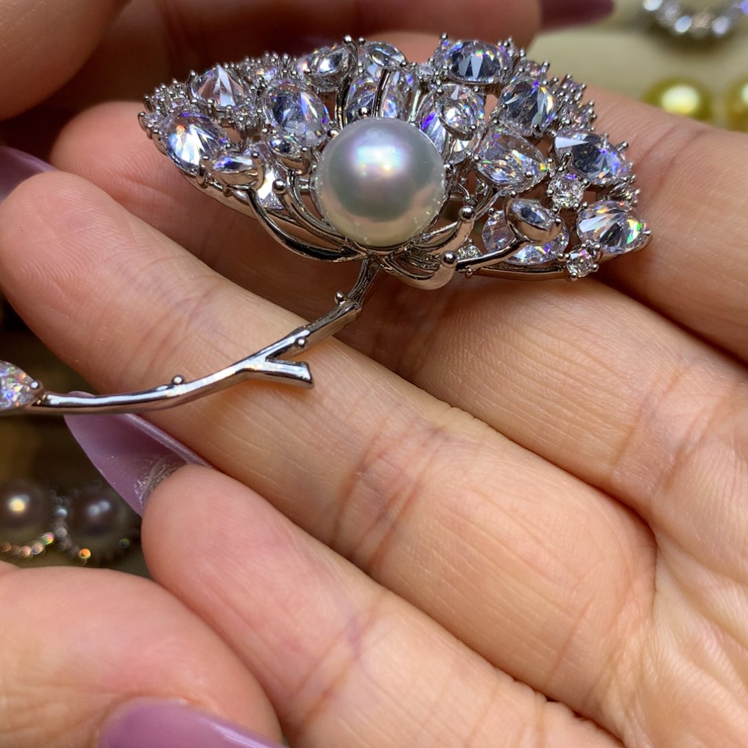 未镶嵌胸饰海水珍珠