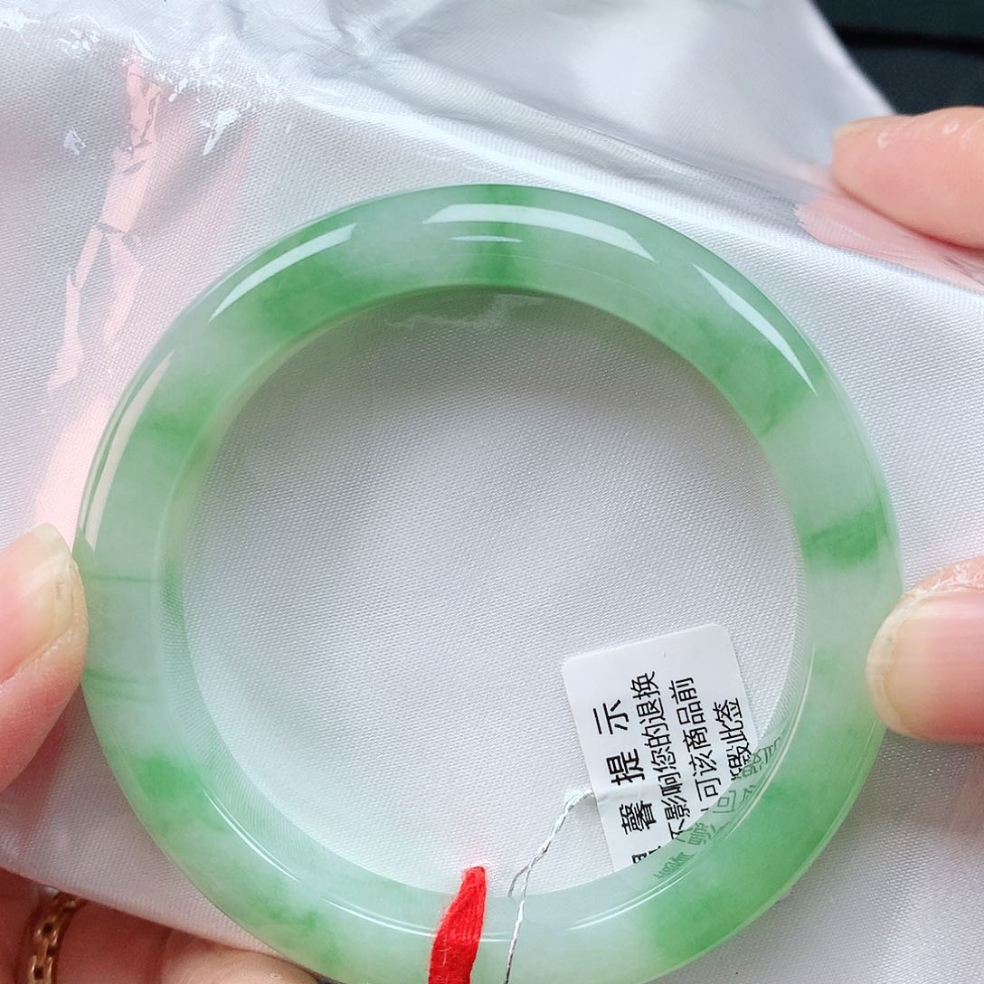 翡翠手镯未镶嵌54圈