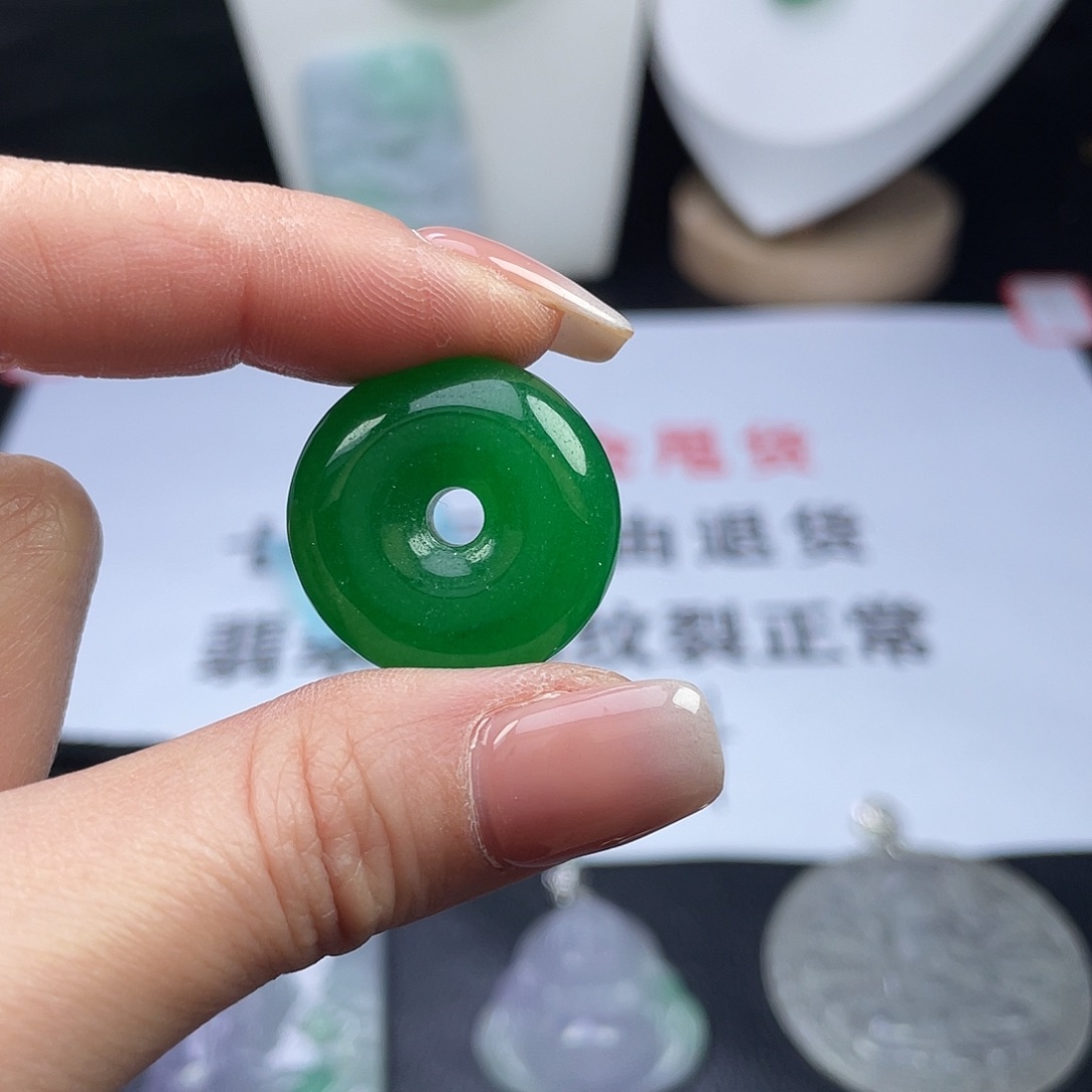 翡翠未镶嵌吊坠(赠链)