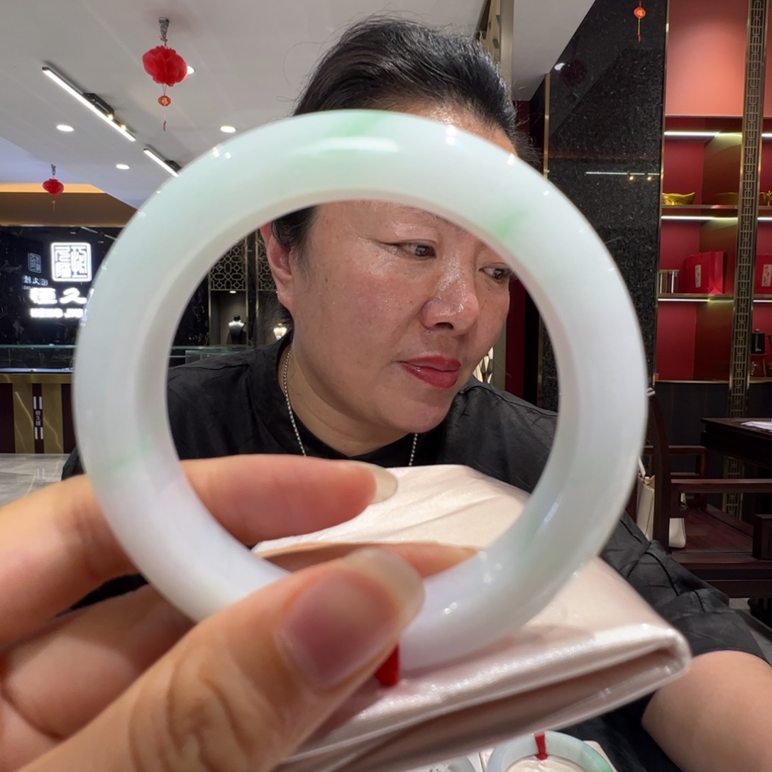 ～***好未镶嵌手镯翡翠牛奶底56.8