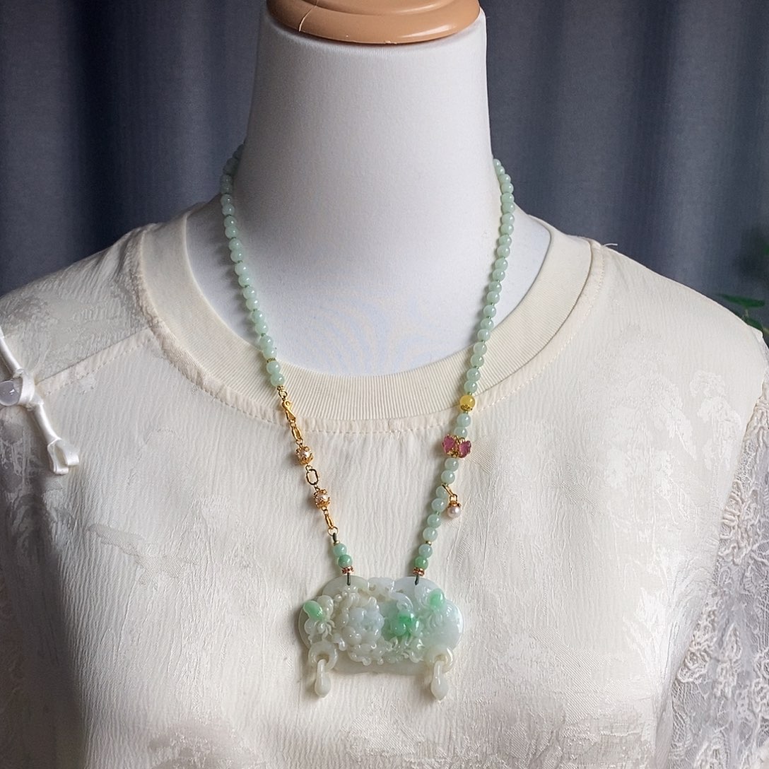 翡翠未镶嵌吊坠(赠链)