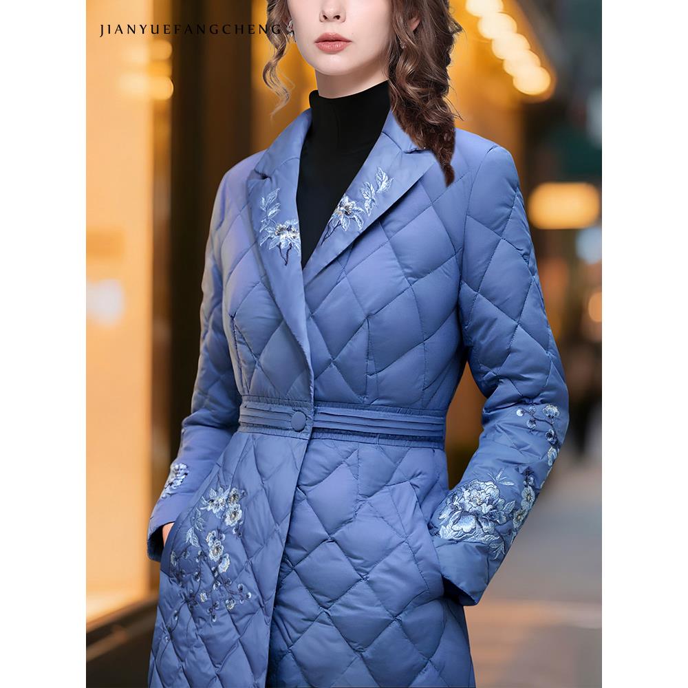 YIHUI伊卉绣花白鸭绒羽绒服女中长款修身保暖时尚西装领WI257515