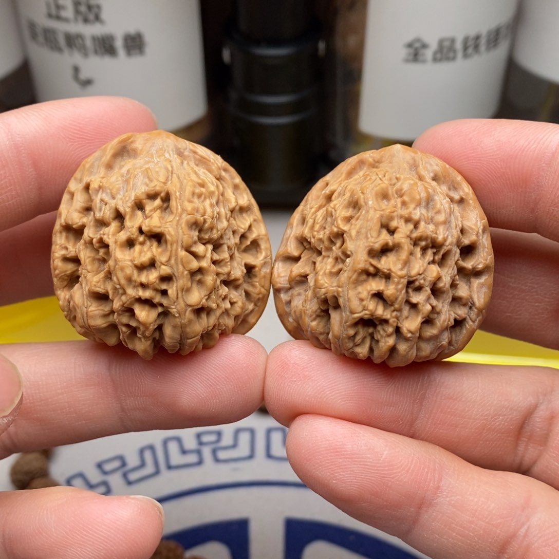 核桃把件3.6cm南疆石的