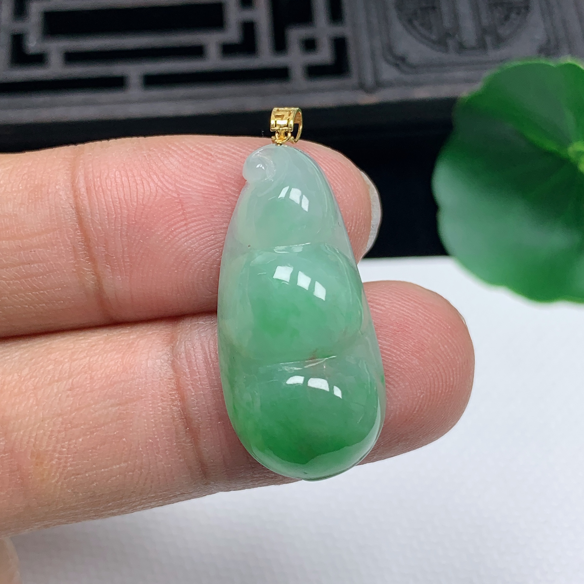 天然翡翠A货18K金扣精美飘阳绿饱满福豆吊坠尺寸29.7*14.1*6.9mm