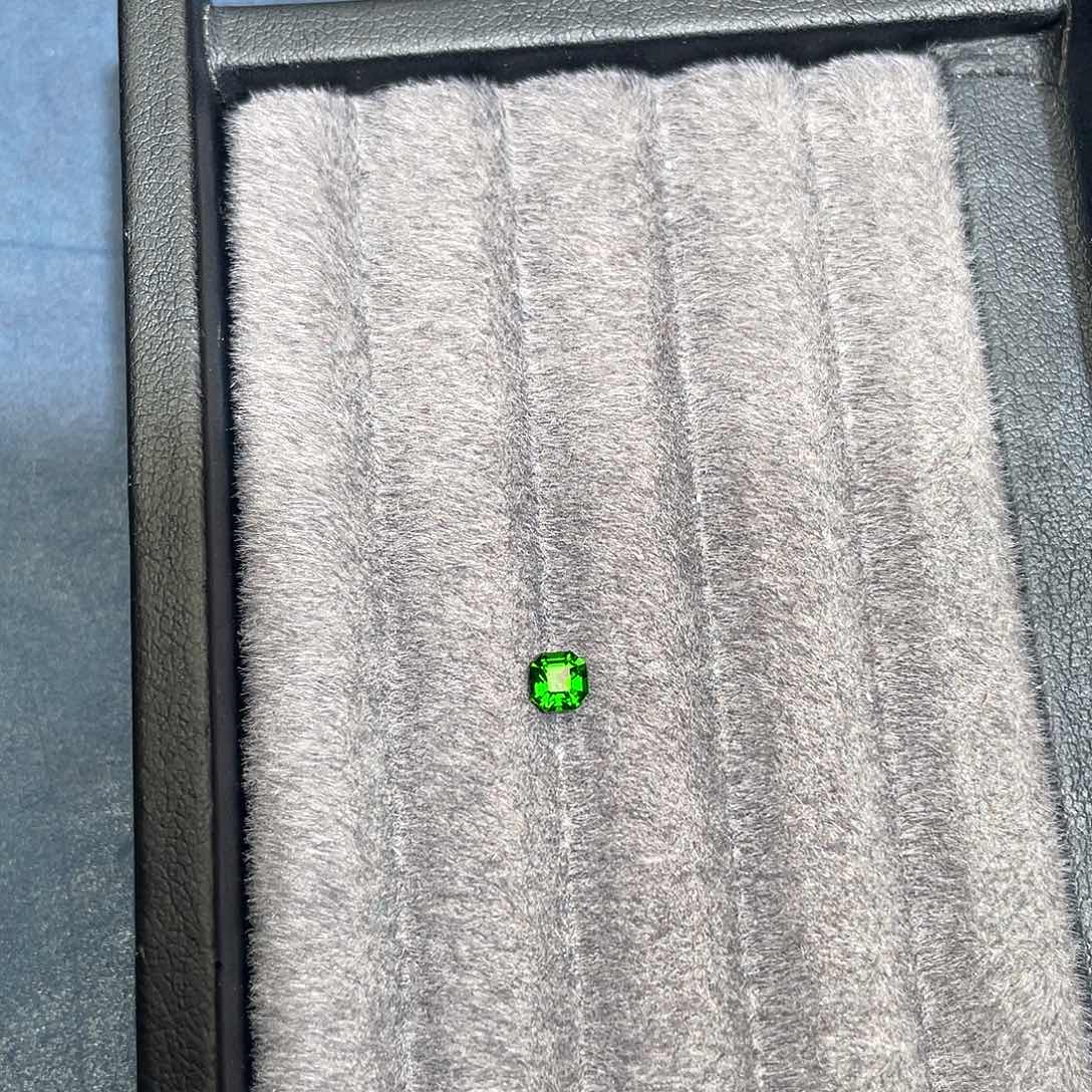 爬***杏透辉石未镶嵌裸石方4mm