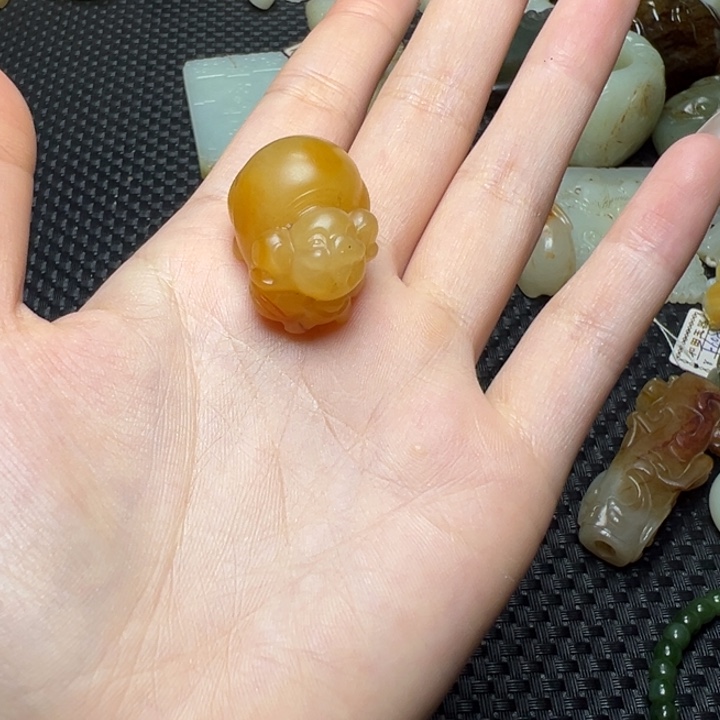 颈饰未镶嵌和田玉（青白玉）