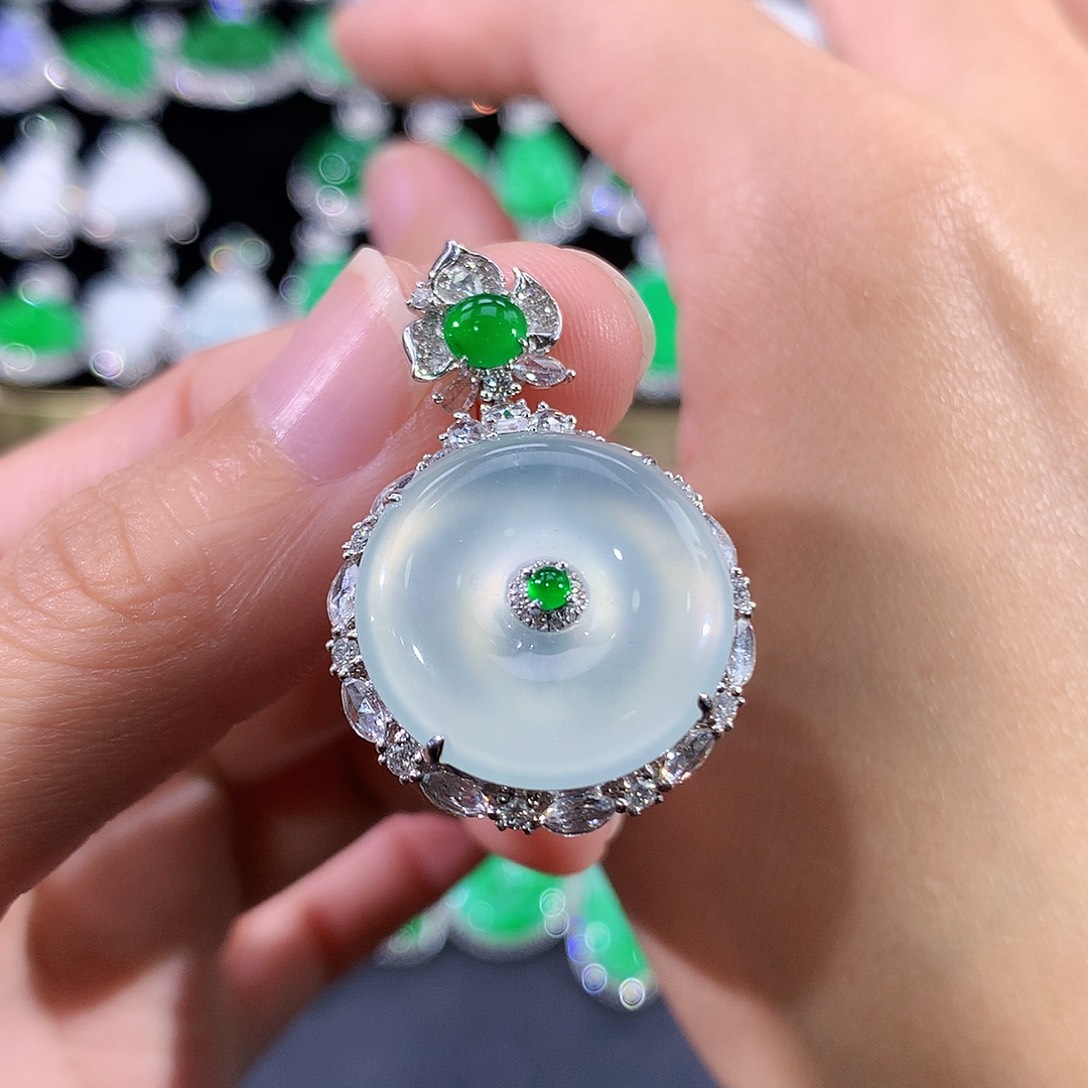 翡翠18K金镶嵌颈饰