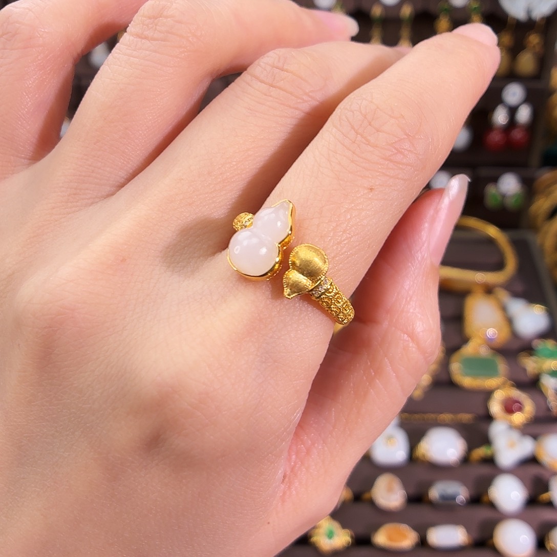 颈饰18K金镶嵌和田玉