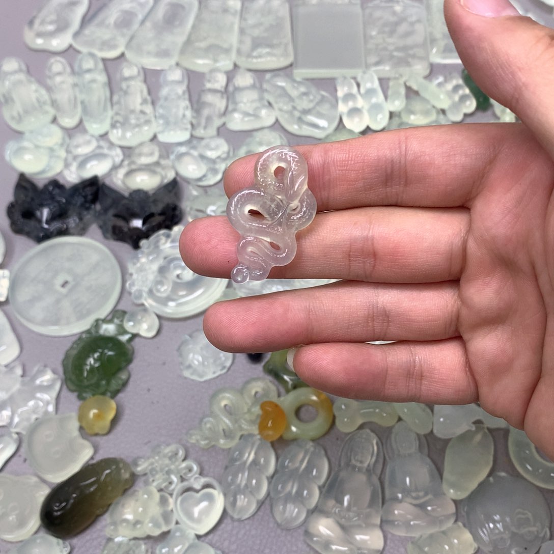 蛇纹石玉颈饰未镶嵌