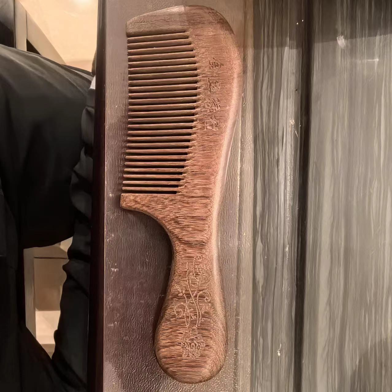 金丝绿檀长柄梳