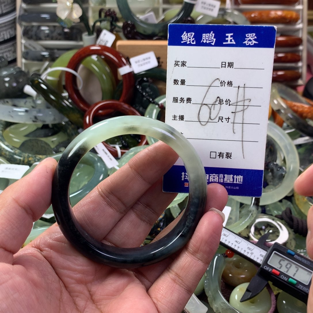 蛇纹石玉手镯未镶嵌