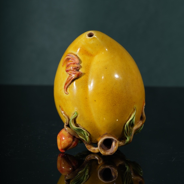 色釉仿生瓷桃形水滴摆件