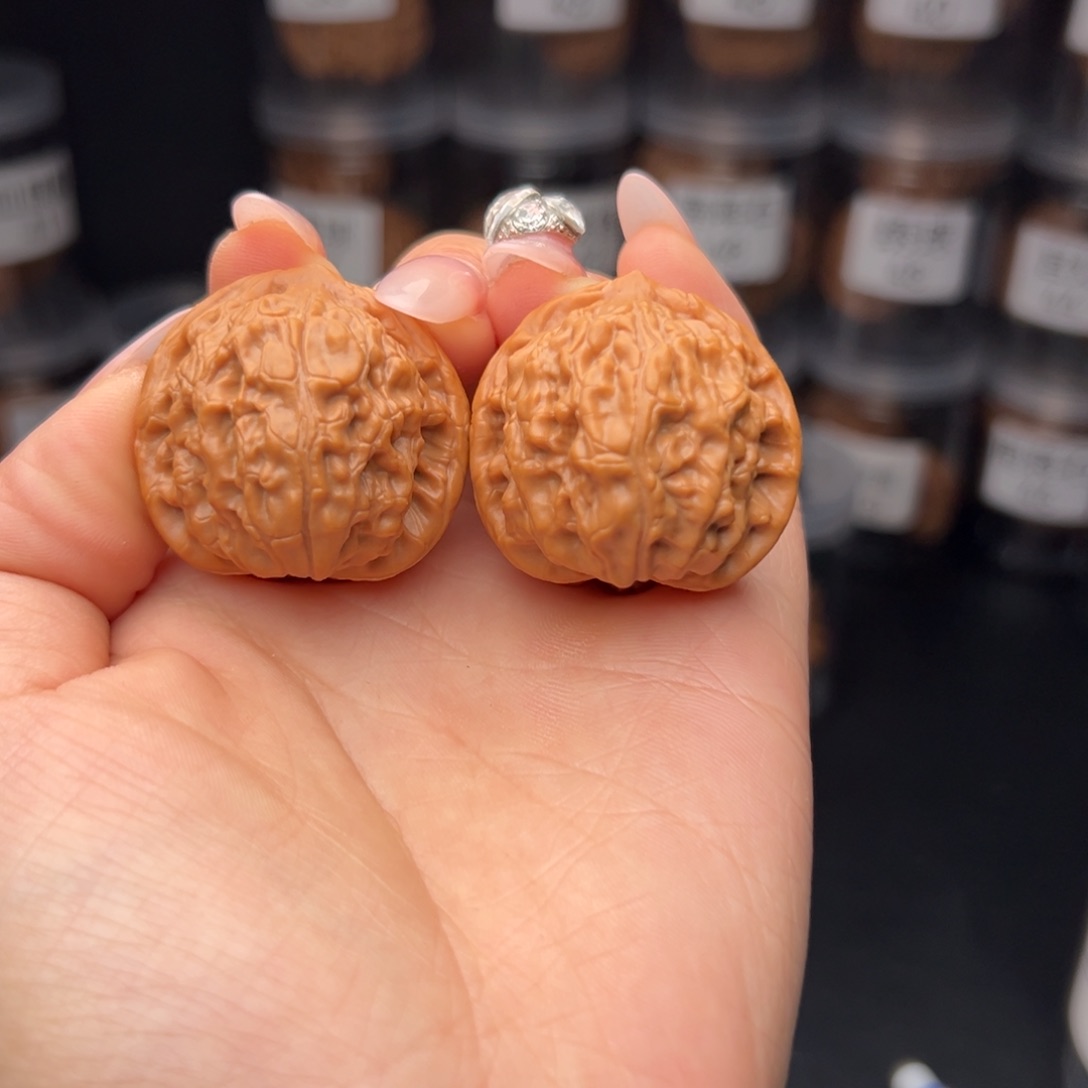 文玩核桃吊坠Z***.玉枕