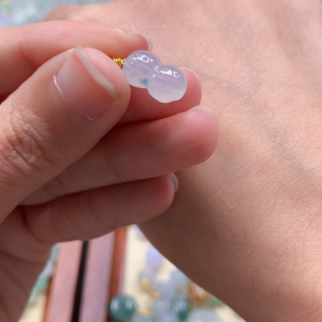 翡翠未镶嵌颈饰是