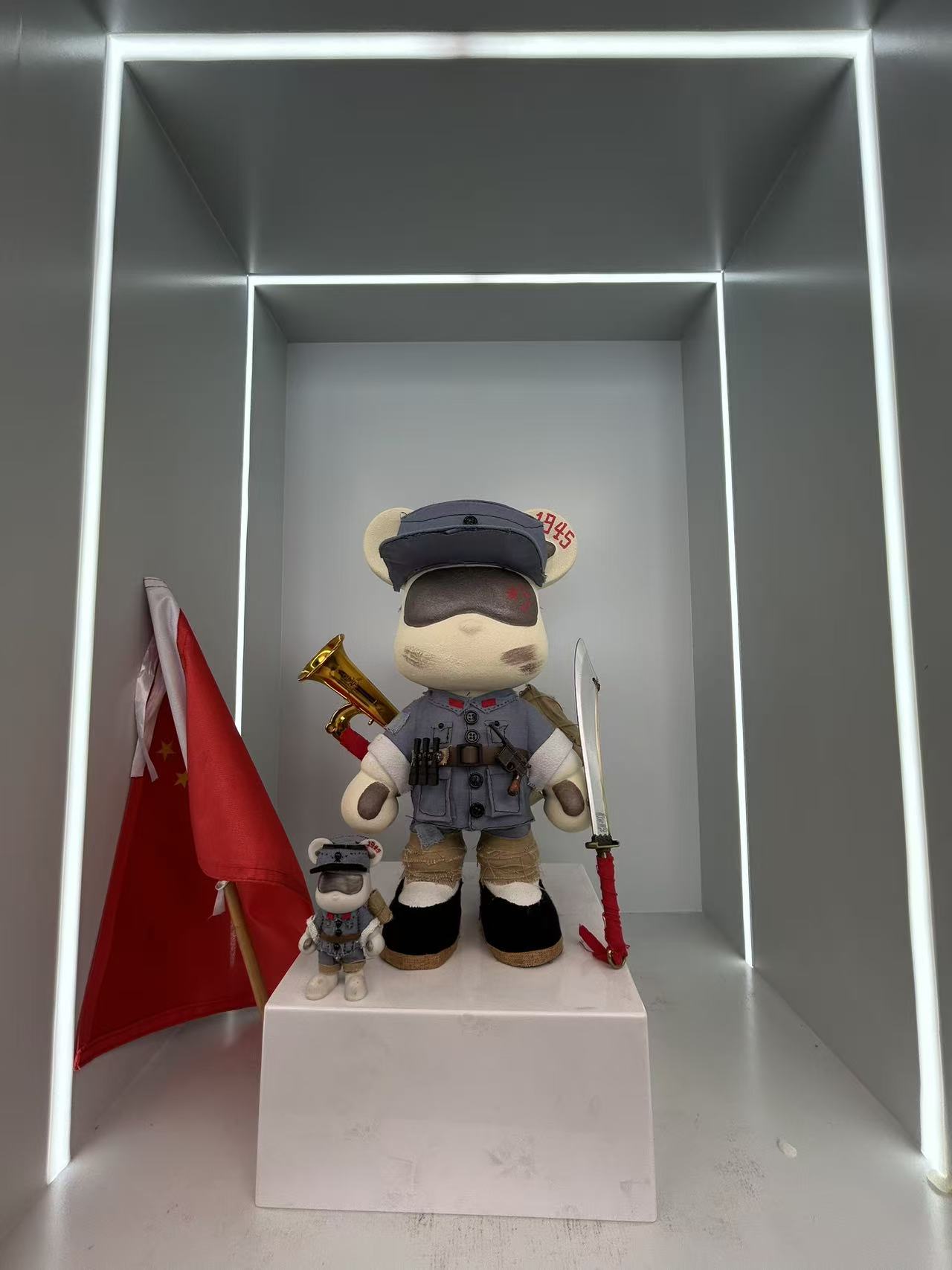 熊子路    红色记忆    32厘米创意潮玩大号手工系列摆件潮流摆件