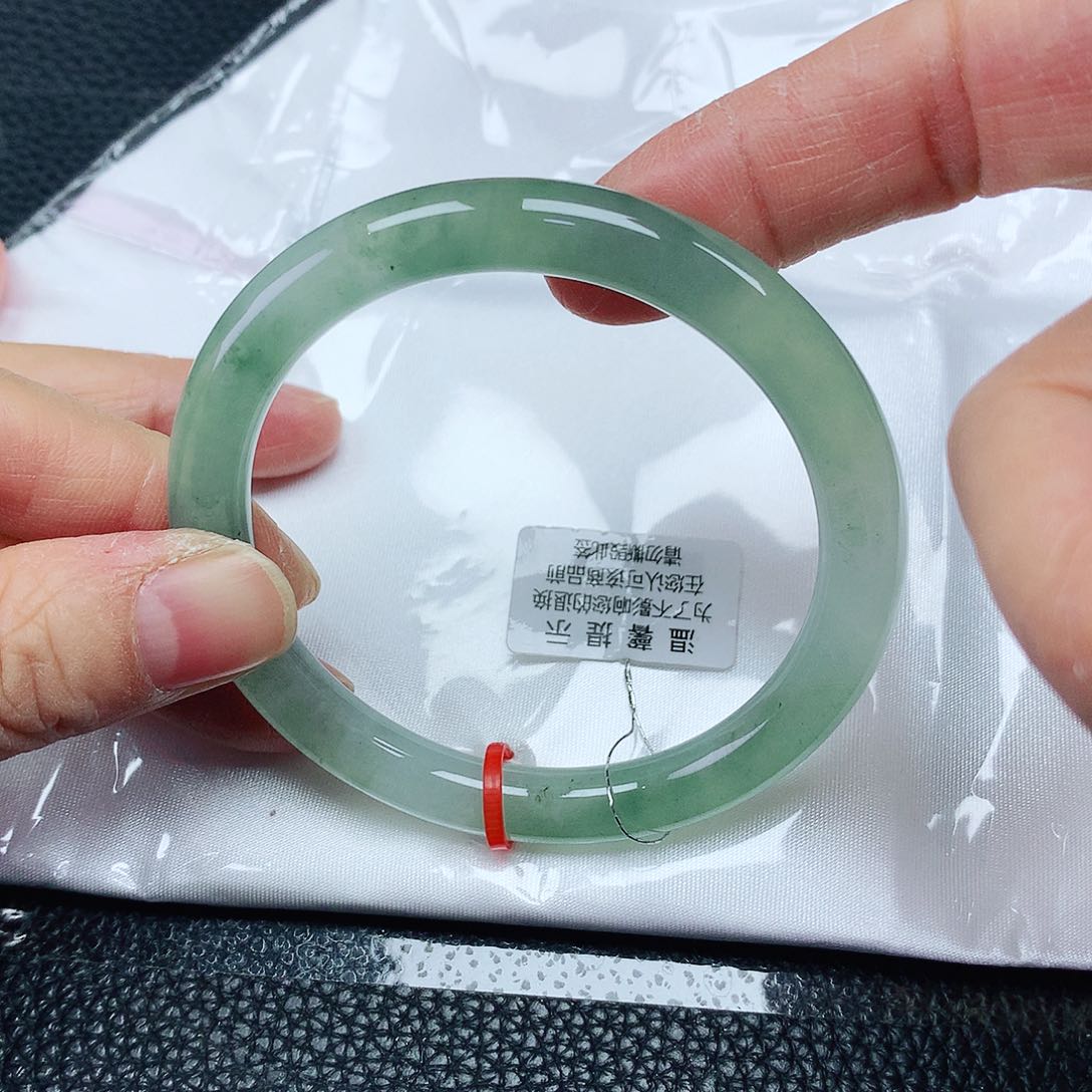 翡翠手镯未镶嵌54圈