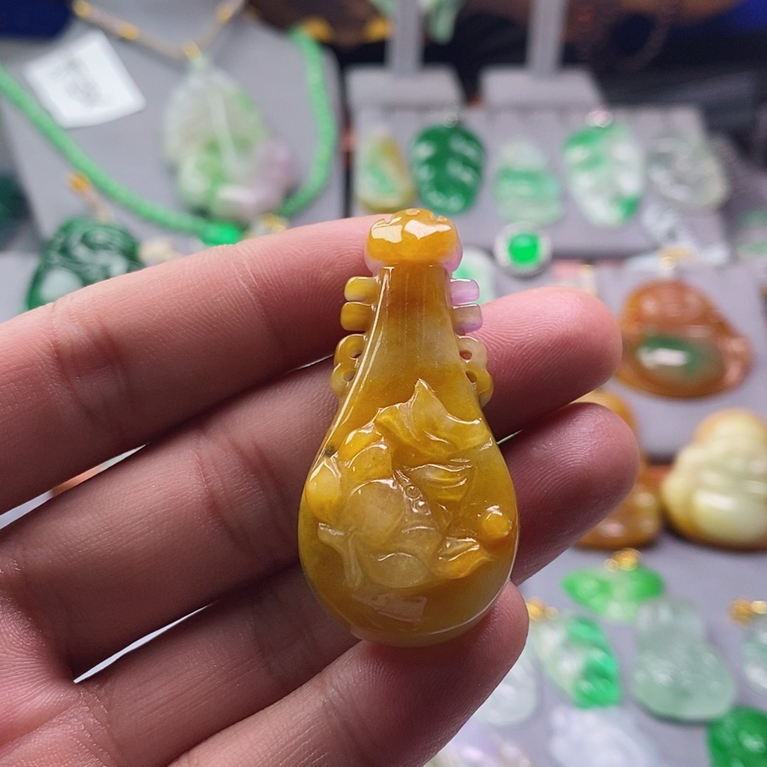 翡翠未镶嵌吊坠(赠链)
