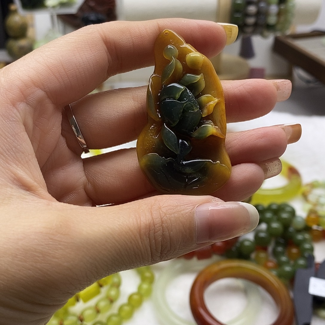 蛇纹石玉未镶嵌颈饰