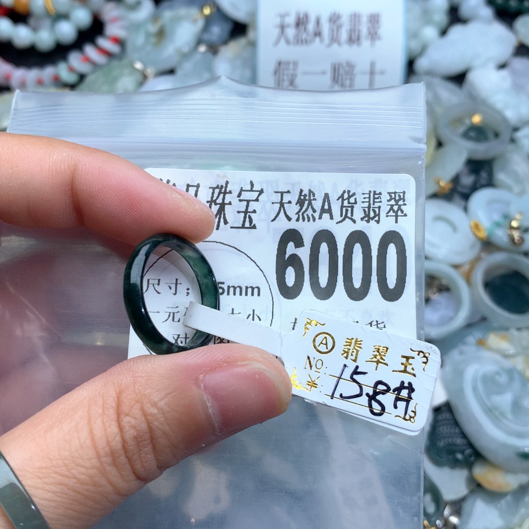 翡翠颈饰未镶嵌6000。