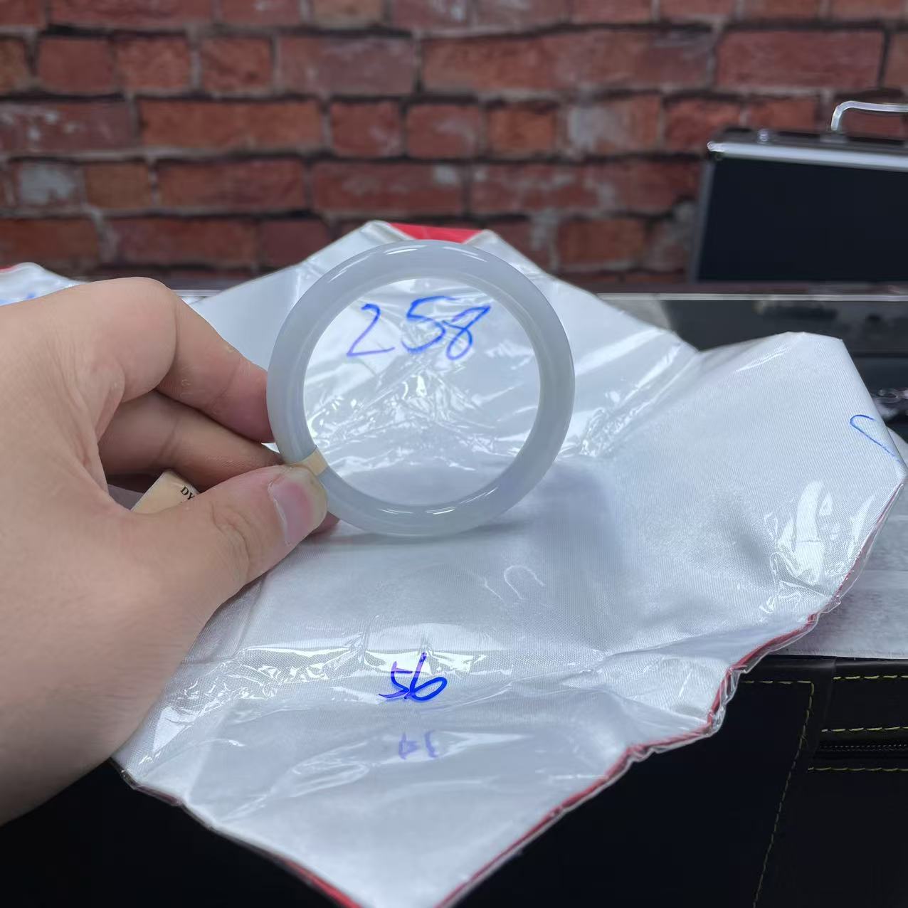 毛货手镯需精细抛光/258