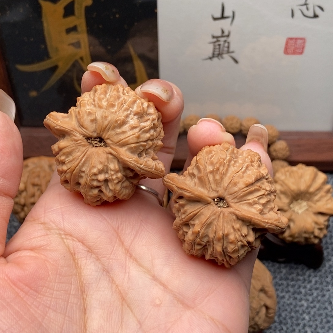 随***意文玩核桃吊坠血麒麟