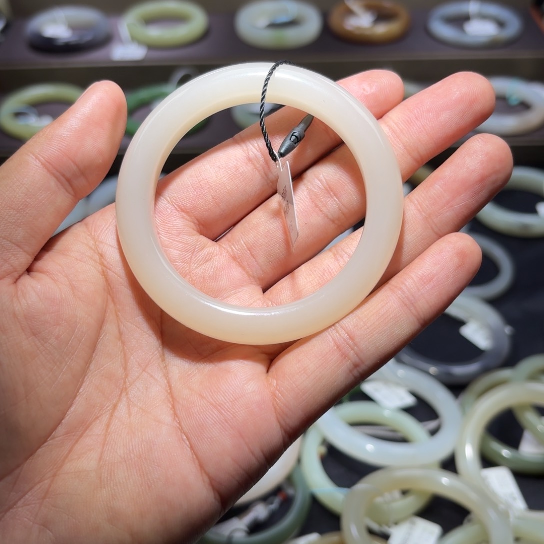 和田玉手镯未镶嵌B***m有包容局部有结构有水线